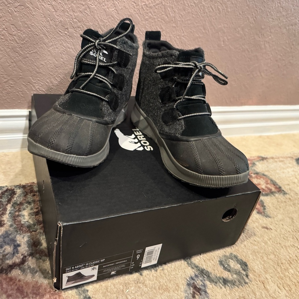 Sorel Women's Black and Gray Ankle Boots